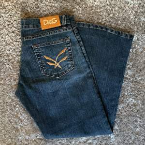Säljer dessa jeans pågrund utan att dom är för små. Dom är Lågmidjade och utsvänga. Tryck gärna på ”köp nu” knappen eller meddela mig om ni är intresserade. 