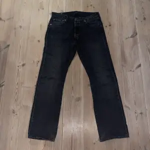 Svarta levis jeans i storlek w33 l32, modell 501