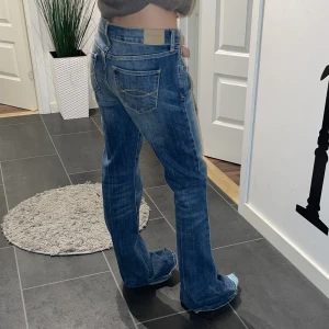 Lågmidjade jeans - Hej! Säljer dessa super fina lågmidjade jeans som är för stora för mig!💕har ett hål längst ner (se bild 3) pris kan diskuteras!