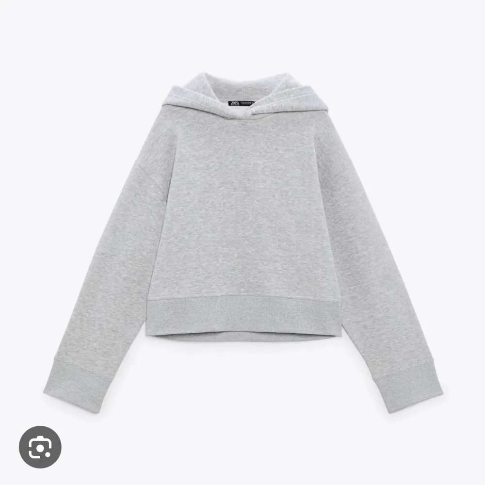 Hej! Jag säljer nu min gråa zara hoodie. Den är använd endast en gång så den är i nyskick. Har ni frågor så är det bara att fråga på💘. Hoodies.