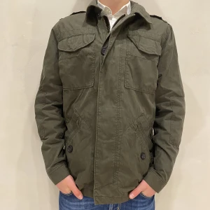 Safari Jacka Blueprint  - Hej! Säljer nu min Jacka från Blueprint i storlek M, fint skick. Tveka inte på att höra av dig om du har frågor eller funderingar kring varan! 