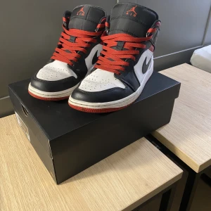 Air Jordan 1 mid gym red - Säljer mina Jordan 1 gym red då jag inte använder de längre. Använda ett fåtal gånger med någon skråma.  Kompletta i kartong 