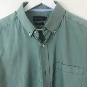 Säljer en Slim fit skjorta från Brothers. En fin grön färg och den är i mycket bra skick. Använd den ett fåtal gånger. har väldigt många skjortor fråga  gärna så skickar jag bilder på liknande plagg.  Köparen står för frakten 