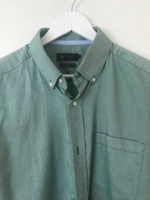 Skjorta fr Brothers  - Säljer en Slim fit skjorta från Brothers. En fin grön färg och den är i mycket bra skick. Använd den ett fåtal gånger. har väldigt många skjortor fråga  gärna så skickar jag bilder på liknande plagg.  Köparen står för frakten 