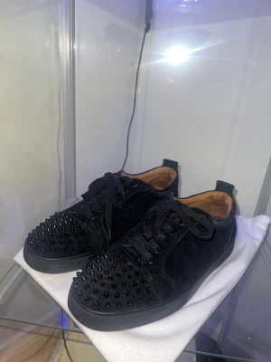 Loubs  - Säljer nu mina Christian Louboutin skor för att dom inte kommer till användning.
