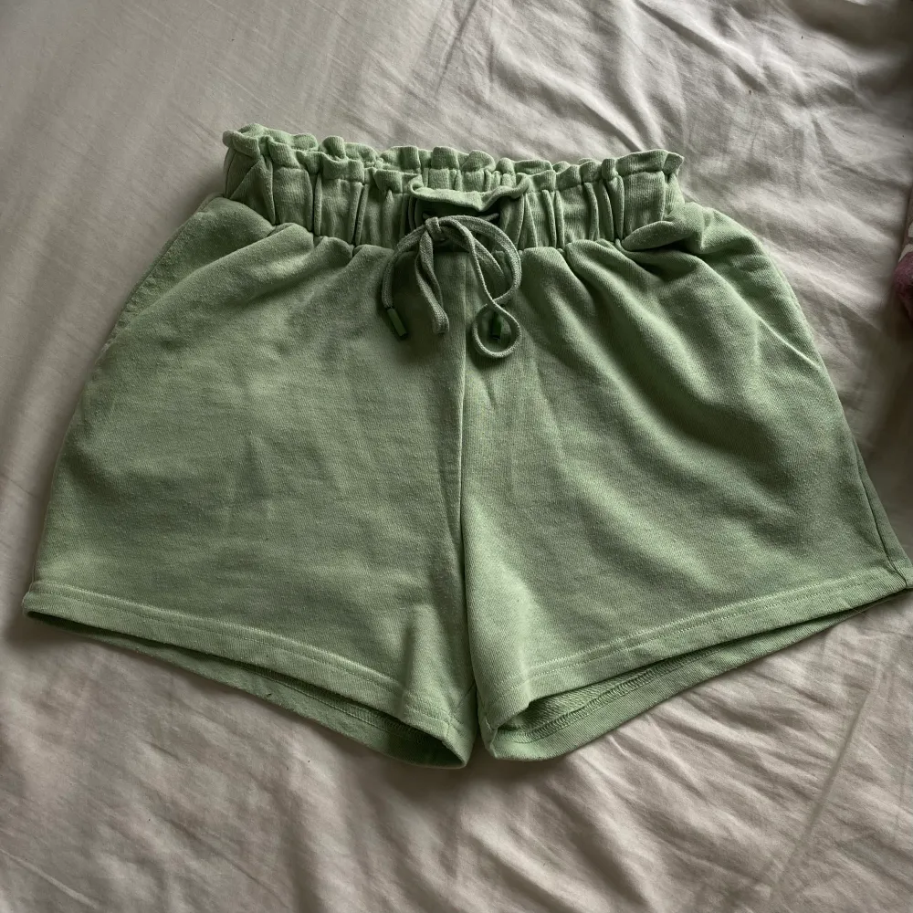 Gröna mjukisshorts från New Yorker från Amisu i storlek M. Nästan aldrig använda därav nyskick. Säljer pga att de inte kommer till användning.. Shorts.