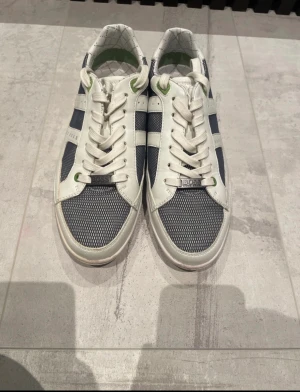 Hugo Boss sneakers strl 40 - Hugo Boss sneakers köpta i Hugo Boss affären Emporia. Använda ett fåtal gånger, storlek 40.