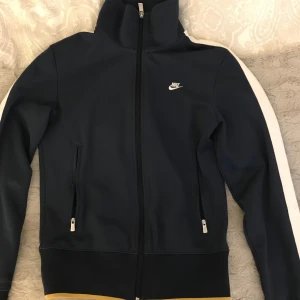 Nike kofta - nike kofta/träningsjacka, mycket bra skick! skriv för fler bilder eller frågor 🩷