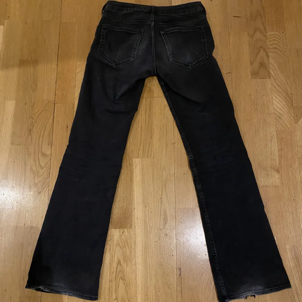 Säljer dessa super fina low waist bootcut hm jeans! Köpte för 1 år sen och har lite defekter där bak (märks knappt)😉jag är 175 med långa ben o dom är lite kofta på mig!. Jeans & Byxor.