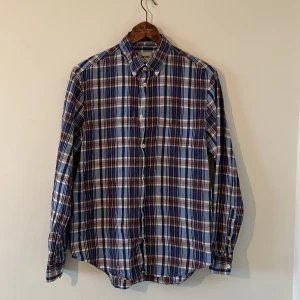 Acne studios skjorta - Fin skjorta från acne med oxford krage, size 48 sitter som en small/liten medium, jättefint skick och fint mönster