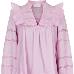 Neo noir - Supersöt blus i nyskick💗 Nypris: 749kr. Mitt pris: 649kr🥰Passar mig som har xs. Kontakta gärna mig innan du trycker på ”köp nu”