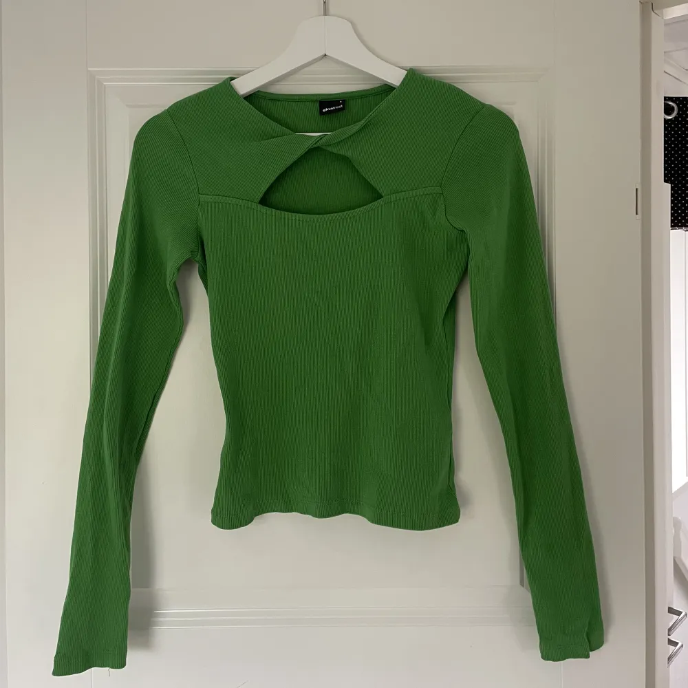 Säljer denna fina gröna tröjan från Ginatricot. Tröjan är i storlek S och skicket är jättebra. Kommer inte ihåg nypriset men gissar runt 300-400 kr. . Tröjor & Koftor.