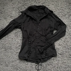 gothic skjorta - lite urtvättad men annars är den i jättefint skick