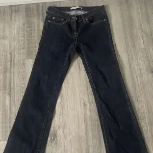 Jättefina lågmidjade jeans i storlek 34🤍Dom är straight och mörkblå🩶De har inga defekter🤍Skriv för måtten eller fler bilder🩶tryck inte på köp nu om det finns som val🤍dom är från lindex men säljs inte längre 🩶