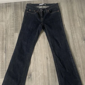 Lågmidjade jeans - Jättefina lågmidjade jeans i storlek 34🤍Dom är straight och mörkblå🩶De har inga defekter🤍Skriv för måtten eller fler bilder🩶tryck inte på köp nu om det finns som val🤍dom är från lindex men säljs inte längre 🩶
