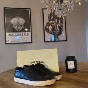 Arigato skor  - Säljer nu domma arigato skorna för jag har tröttnat på dom, riktigt stilrena och passar till vad som helst, dom är lite använda  men fortfarande riktigt fräscha!