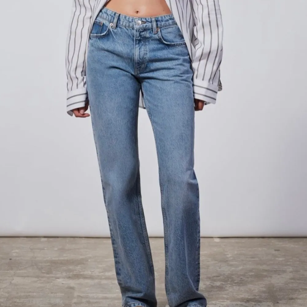Hej säljer mina blåa mid-rise jeans från zara!! Stl 34 🫶🏼💞. Jeans & Byxor.