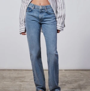 zara mid rise jeans blåa - Hej säljer mina blåa mid-rise jeans från zara!! Stl 34 🫶🏼💞