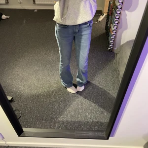  lågmidjade bootcut jeans - Säljer dessa jätte fina low Waisted jeans från lager 157 för att dom tyvärr blivit lite små! Dom har inget täcken på användning! 