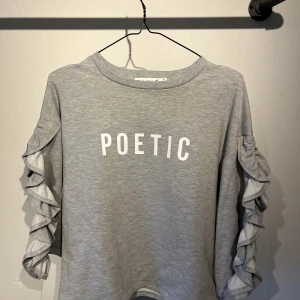 Jätte fin grå tröja  - En jätte fin grå tröja, med volang på armarna. I väldigt bra skick. Storlek m. Det står att märket är black story. 