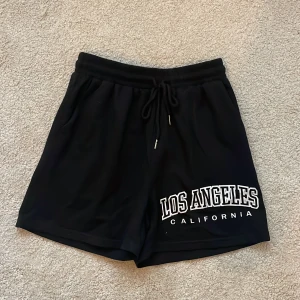 Shorts  - Säljer mina mjukis shorts pgv inte kommer till användning. Mjukt material 💗❤️