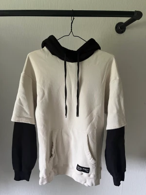 Social Tourist hoodie  - En vit hoodie med svarta armar och svart huva. Märke Social Tourist, men köpt på Hollister. Storlek xs. Aldrig använt så i väldigt bra skick 💞