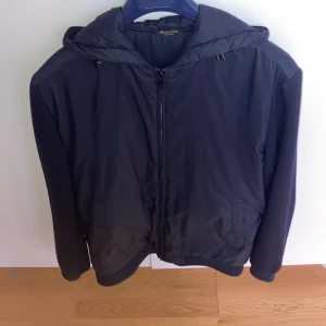 Massimo Dutti - En riktigt fet Massimo Dutti Cardigan med luva st S, passar dem som är runt 170-180cm. Har använt den sju gånger. Säljer endast för 1800kr!   Ingår: Fri frakt vid snabb affär! 