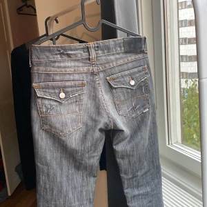 Lågmidjade jeans med fickor  - Säljer dessa vintage jeans från bikbok. Jätte fint skick har väldigt fina detaljer. Dem är lågmidjade och är vida vida benen.  Köparen står för frakt 