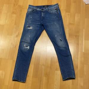 Ett par snygga replay jeans i slim fit. Nypris 2300kr.