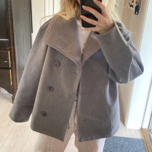 Höstjacka  - Säljer denna gråa höstjacka från Gina💕💕endast testad så prislappen är kvar! Köparen står för frakten
