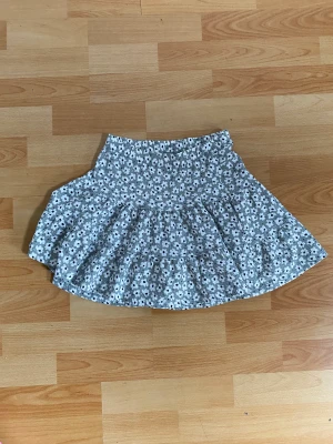 Blommig kjol  - Jag säljer denna jätte fina kjolen från lager 157. Köparen står för frakten❤️