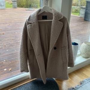 Kappa, Teddy  -  Använd en säsong, har inga skador. Kan mötas i Karlstad eller postas 😇