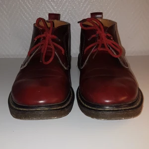 Drulle Martens 41 - I bra bruksskick. Passar en 255mm lång fot. Skinnet i toppskick medan sulan är hårdare än original (därav priset). Men bra skor för 3 säsonger om året och jättevarma även på vintern. 