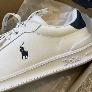 Polo Ralph Lauren Sneakes - Säljer de här super snygga skorna från Polo Ralph Lauren💕 Använda ca 5 gånger och säljer pga att de inte passade. Original pris: 1195kr. De är rätt så små i storleken så skulle säga att de mer är en 38 än 39. Om ni har några frågor är det bara att skriva💕