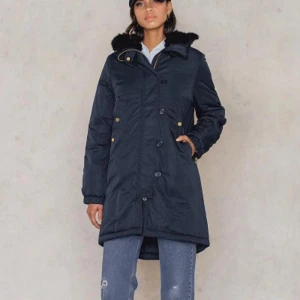 Filippa K ”Leon Parka” vinterjacka - En supersnygg marinblå vinterjacka ”Leon Parka” från Filippa K. Använts få gånger, är i mycket bra skick! Jackan är nästan slutsåld överallt. Säljer då jag redan äger flera vinterjackor. ❄️