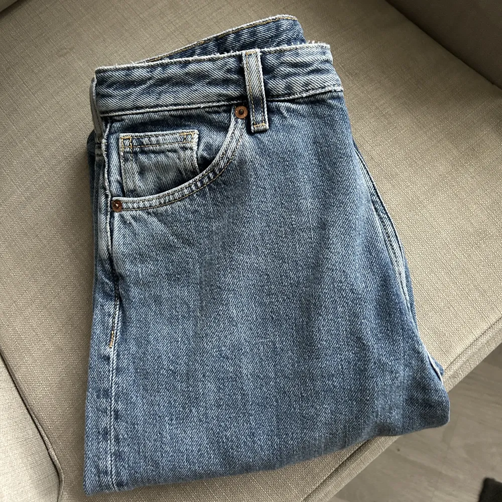 Raka jeans från Monki, lite vidare ner till. Högmidjade, slutar ungefär vid naveln på mig. Endast provade, mycket bra skick! 😊Strl. W28. (Bild nr 2 gör färgen mer rättvisa). Jeans & Byxor.