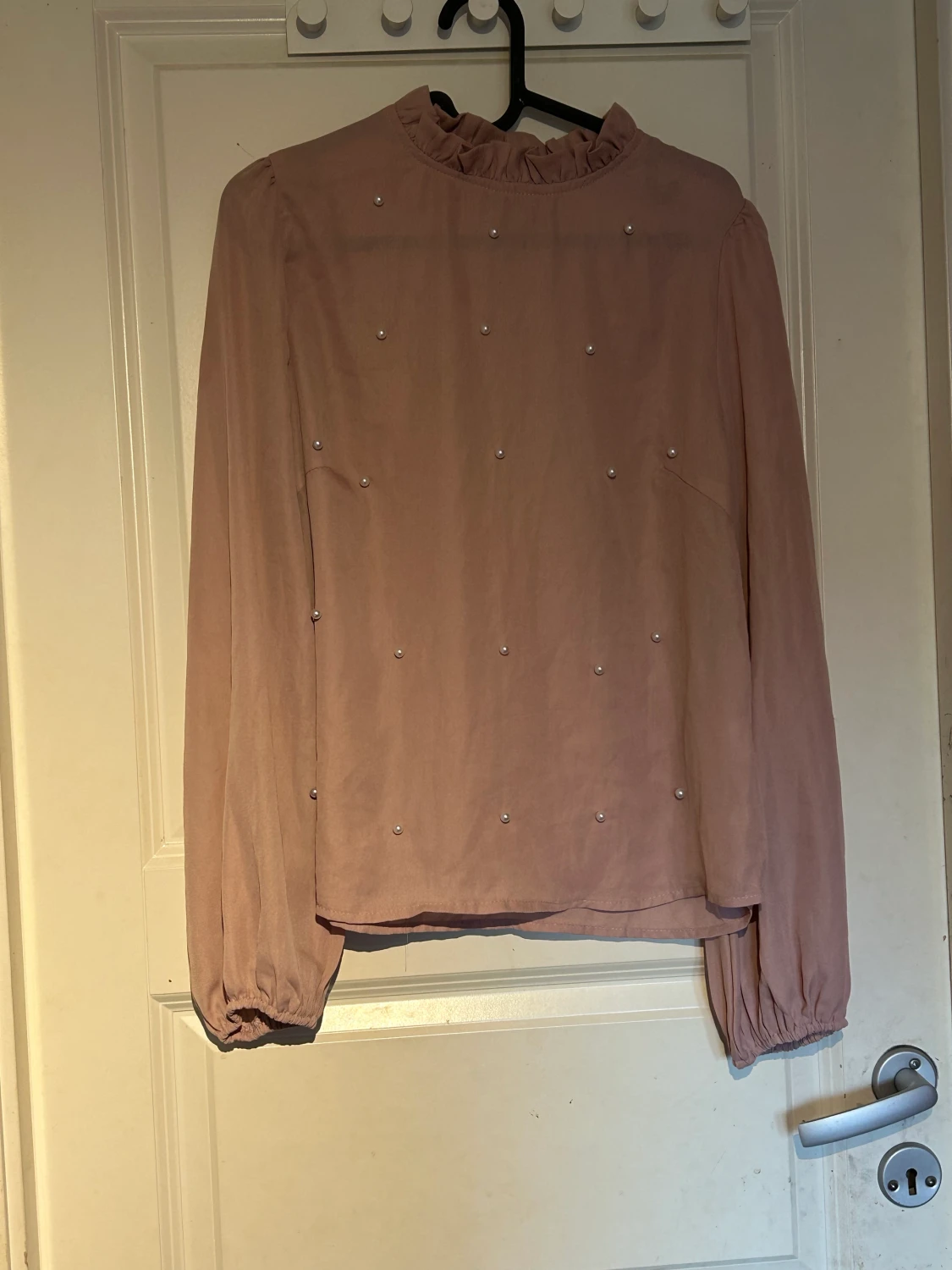 Rosa blus med pärlor