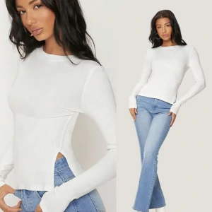 Vit basic tröja. - Lånad bild. Jättemjukt och stretchigt material. En tröja alla behöver ha i sin garderob. Aldrig använt. Storlek L❤️ 75kr + frakt❤️