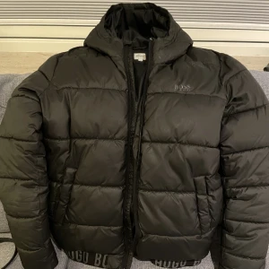 Hugo boss jacka - Hugo boss jacka Storlek 14/s Skick 8/10 Nypris: 2000kr Mitt pris: 400kr
