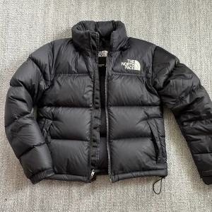 The north face puffer  - North face puffer dam i size xs, jättefint skick använd enstaka säsong! Modell är 168😊