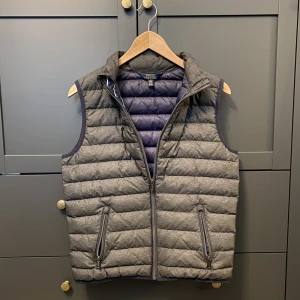 Ralph Louren  - Tja, säljer en Ralph Louren väst som knappt har kommit i användning. Det är storlek 14-16 år vilket motsvarar S. Skick 10/10 som ny. Om du har några funderingar så är det bara skicka. Mvh 