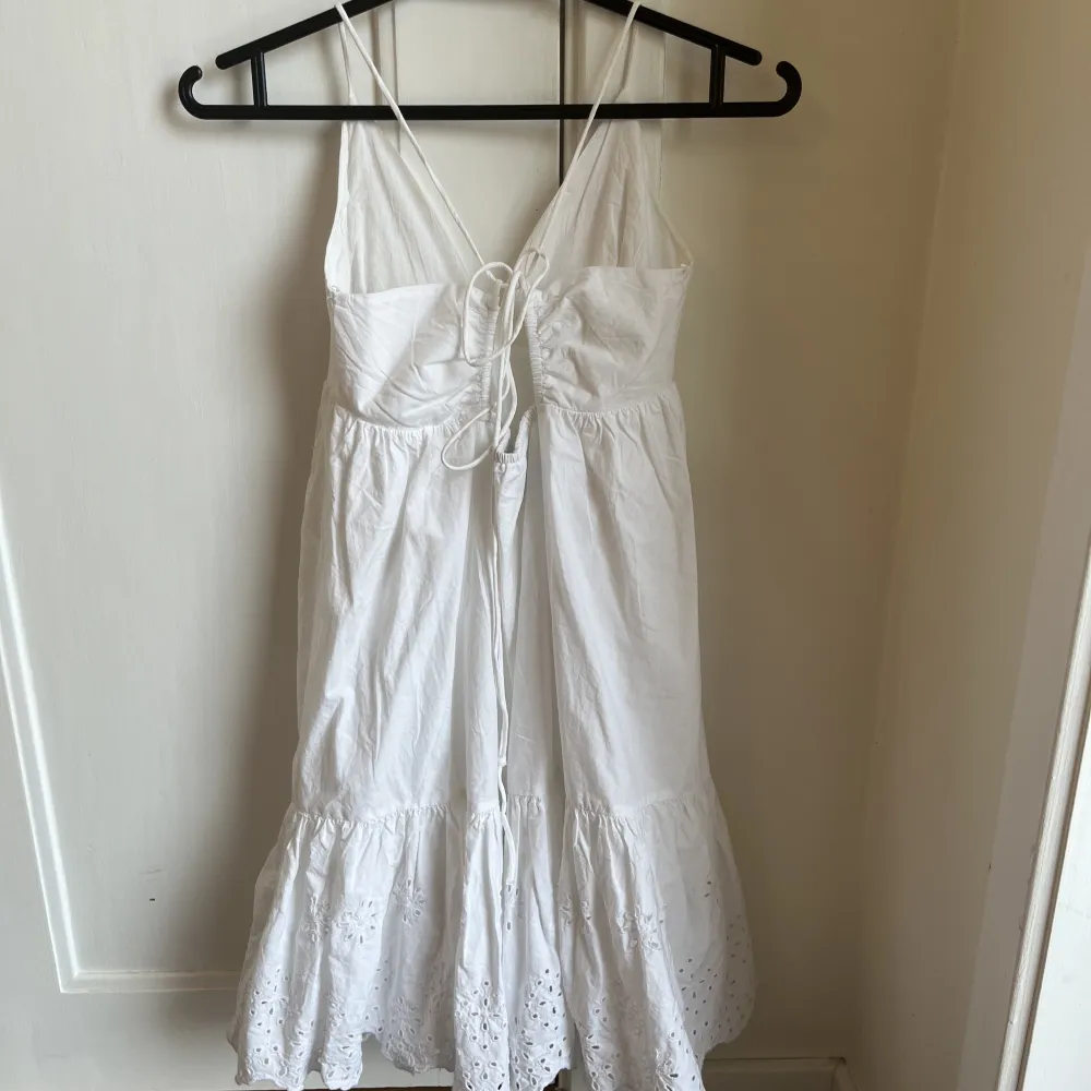 Fin klänning från Zara som inte säljs längre på deras hemsida. Använd ca 2 ggr så är i väldigt bra skick🌸 köparen står för frakt. Klänningar.