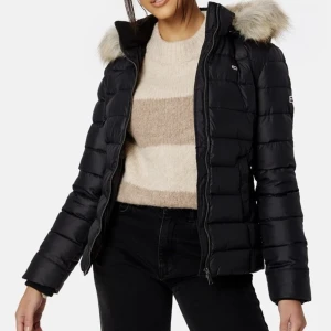 Vinterjacka Tommy Hilfiger - En väldigt fin och varm vinterjacka till dam från Tommy Hilfiger. I princip helt ny, använd endast några få gånger. 