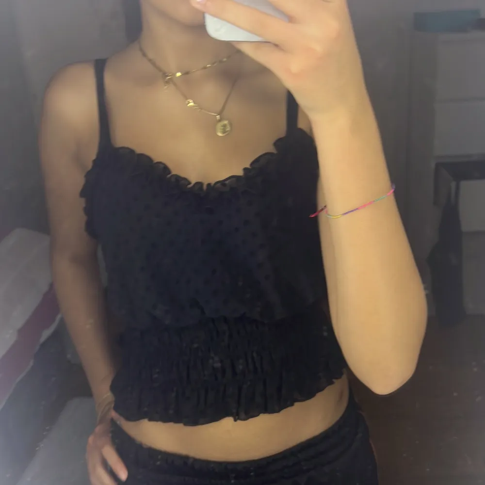 Jätte snygg svart tröja, från hm, gammal modell så det säljs inte där längre, använd göra köp nu💋. Puserot.
