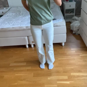 Vita jeans - Säljer dessa vita jeans från HM i storlek 38. De är highwaist och straight. Har använt de fåtal gånger. Skriv vid frågor.