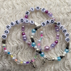 3 Taylor Swift frienship bracelets - Taylor swift frienship bracelet att behålla för dig själv eller ge bort till andra swifties under the Eras tour. Dessa armband är hemgjorda, elastiska och gjorda för att passa en genomsnittlig handled. För att bevara dem, undvik all kontakt med vatten.