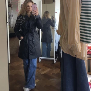 Kappa/ Jacka - Snygga jacka/kappa med knytning. (lackad/ läder effekt/behandling) Priset är förhandlingsbart