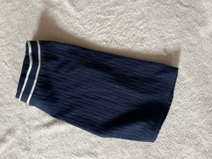 EN BLÅ KJOL MED VIT SÖMM - En blå kjol från Hm som jag användt 2 gånger för ett år sen. Bra skick och ORGINAL PRIS 250kr