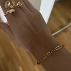 Edblad sett - Säljer armband och halsband. Settet kostar 750kr tillsammans, säljer för 500 tillsammans. Kvitto finns, använd ca 2 gånger, helt ny skick. Armbandet går att köpa för 250, halsbandet 300.🥰hör av er vid frågor!