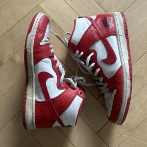 Nike SV dunk future court red - Nike sb dunk size 43, skejtade och slitna och limmade